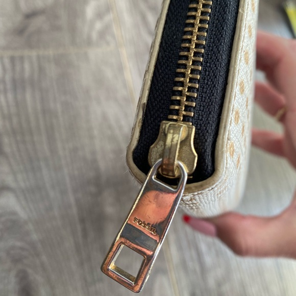 Fossil zippered wallet - white w/ gold polka dots, zippered and open pockets - Picture 5 of 9